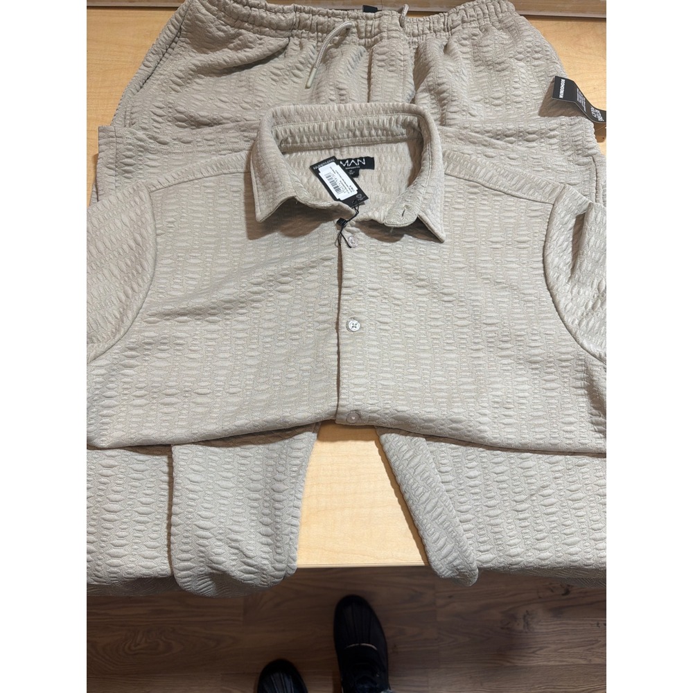 BoohooMAN Mens Textured Bubble Shirt and Trousers 2 Piece Matching Set Beige M
